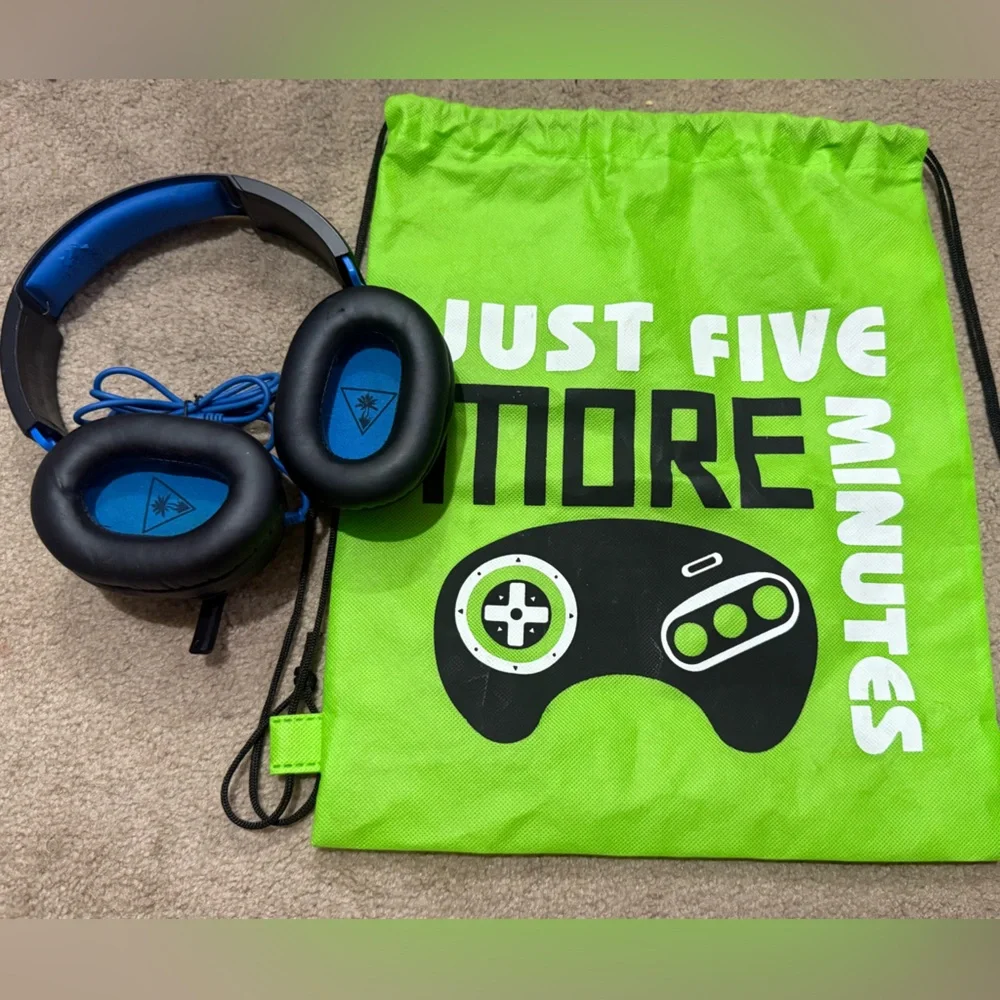 Turtle Beach Black & Blue Gaming Headset, Great condition! Comes with Backpack